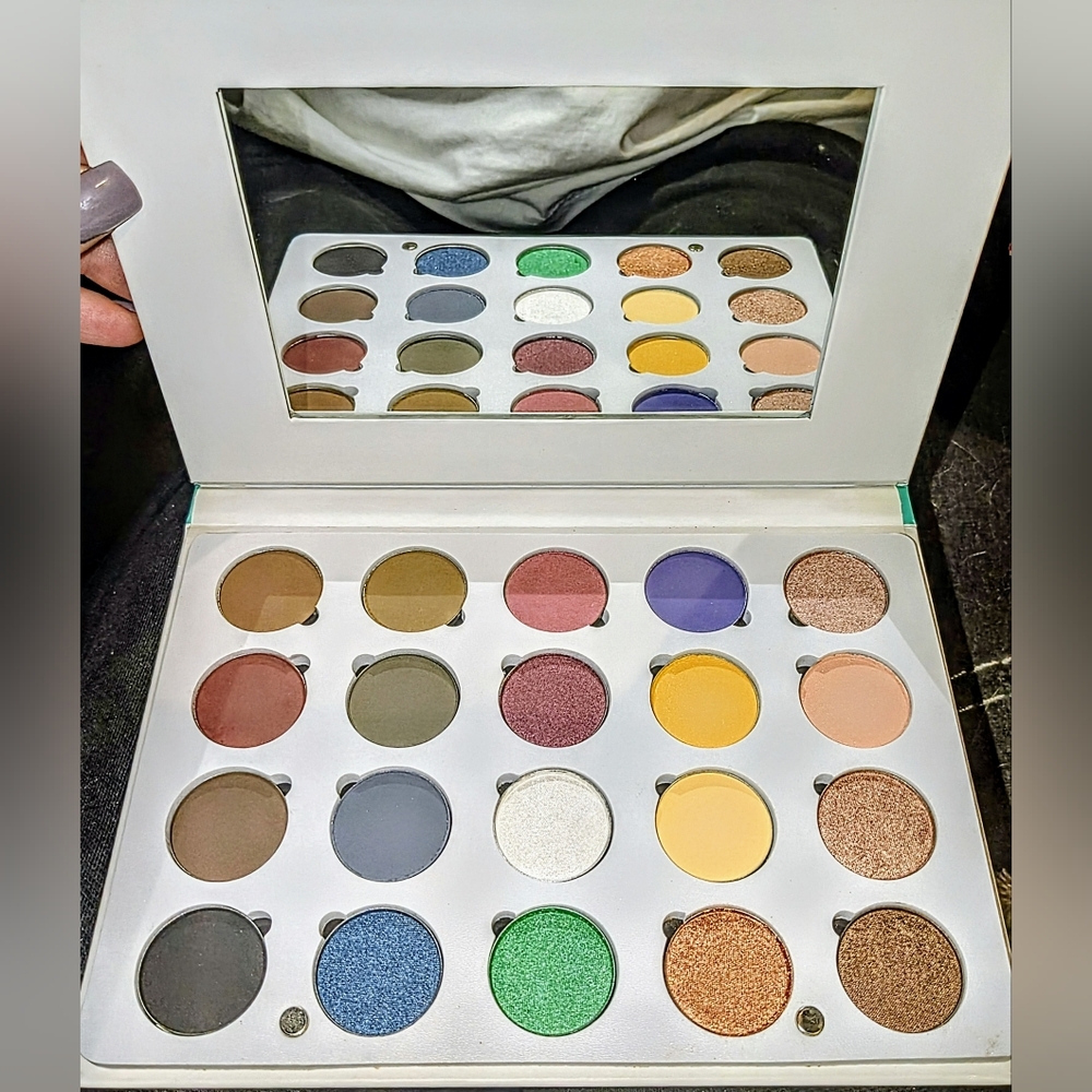 OFRA COSMETICS                                Pro Palette - Eyeshadow